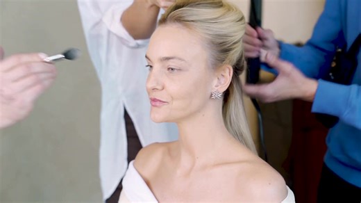 Caroline Trentini é uma supermodelo brasileira, nascida em Panambi, no Rio Grande do Sul. Iniciou sua carreira ainda aos 14 anos, mudando-se para Nova York, onde rapidamente ganhou destaque no cenário internacional. Sua notoriedade cresceu após estrelar a campanha da Marc by Marc Jacobs. Já desfilou e estrelou campanhas para Louis Vuitton, Valentino, Versace, Chanel, Christian Dior, Ralph Lauren, Calvin Klein, Dolce & Gabbana, Marc Jacobs, Balenciaga, Victoria’s Secret, Vera Wang, Oscar de la Re