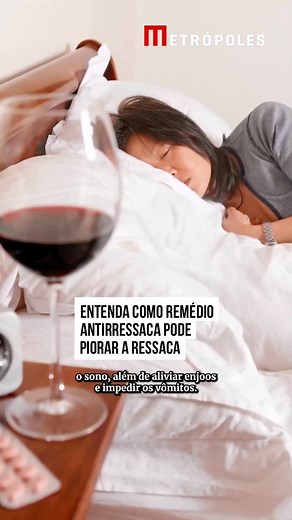 Dores de cabeça intensas, enjoo, diarreia e cansaço: quem já exagerou no consumo de bebida alcoólica provavelmente conhece os sintomas da ressaca. Para tentar se livrar das consequências desagradáveis, muitos apostam em medicamentos que teriam o poder de “curar” a ressaca. A atividade desses fármacos, porém, é limitada a amenizar alguns sintomas. No geral, eles não são capazes de diminuir a intensidade do mal-estar, além de não proteger o organismo contra os riscos à saúde. A problemática pode s