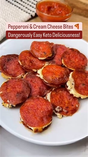 Pepperoni & Cream Cheese Bites 🍕 Quick, cheesy, crispy perfection — all baked into a low-carb bite you can dip and devour! 😋 What You Need: 🍕 Pepperoni slices 🧀 Cream cheese (softened helps!) 🥯 Everything Bagel Seasoning 🍅 Low-sugar Marinara Sauce (for dipping) [e.g., from @yomamasfoods] How to Make Them: 1️⃣ Spread a layer of cream cheese onto half your pepperoni slices. 2️⃣ Sprinkle with Everything Bagel Seasoning, then top with another pepperoni slice. 3️⃣ Gently press the edges to seal