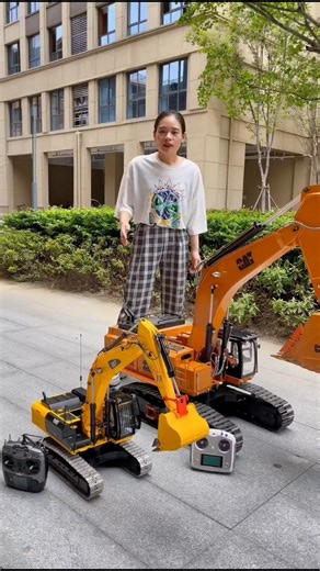 Small Vs Big CAT excavator truck