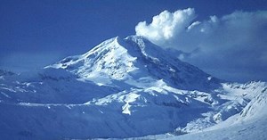 Sopka Mt. Redoubt prefarbí európsky súmrak (VIDEO)