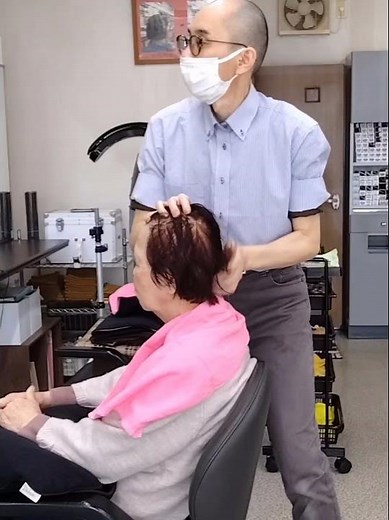 頭皮から肩までほぐすヘッドマッサージ 緊張緩和とリラックス効果を体感 福岡市西区美容室ロイヤル周船寺店