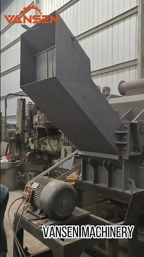 Metal crushers use high-speed rotating hammers or blades to strike materials for crushing.