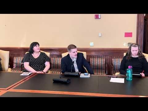 Bill replacing "pregnant person" with "pregnant female" in Iowa Code advances