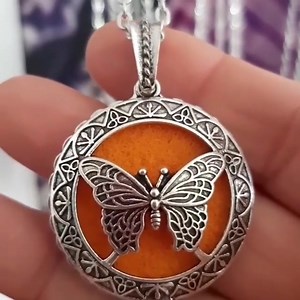 Colar difusor pessoal Borboleta . Gostou? Reserve! R$ 29.00 . Direct ou Whatsapp 47 999855431 Link direto na bio. . #difusorpessoal #colararomaterapeutico #aromaterapia #oleosessenciais | O segredo da autocura | Facebook