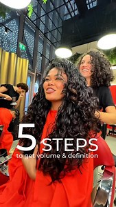 Struggling with flat roots or undefined curls? 🌀 Here are 5 professional steps to achieve volume & definition: – Hydrate thoroughly – nourished curls hold their shape longer – Choose the right formula – lightweight stylers enhance without weighing down – Apply with intention – section, rake, or finger-coil for precise definition – Diffuse strategically – low heat, low speed, and angled positions for lift – Finish with refinement – scrunch out the cast, separate curls, and add softness ✨ If you 