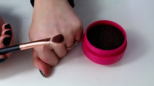54K views · 21 reactions | Remove excess powder and clean make up brushes in an instant! Love your eyeshadow brush and want to use a light shade after applying a deeper, darker colour? With the Shade & Swap you can change shades easily, just sweep your brush over the sponge several times and the previous colour is removed. You can now apply your new shade!  Call it your own, personal brush cleaner! Shop now: https://bit.ly/2R6jW38 | So Clo | Facebook