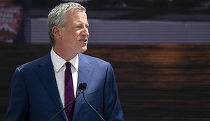 Large banner in NYC depicts de Blasio wearing Che Guevara T-shirt and holding Lady Liberty’s severed head - Washington Examiner