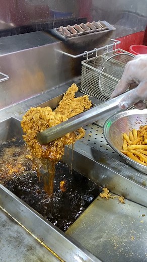 13 reactions | Zinger Petty Is Being Fried In Rotten Edible Oil #burger #zingerburger #petty #food #instareel #instareelvideo #instareelstrending #fbreels #fbreelsvideo #viralreelsfb #trending #viral #karachi #foodstreet #streetfood Everyone . | Raza Food And Marketing | Facebook