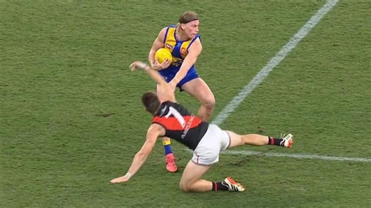 Harley Reid fends off two Bombers in quick succession