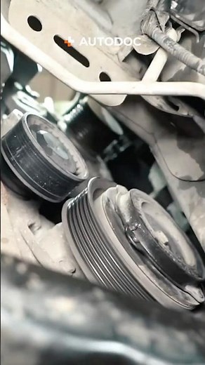 Comment remplacer facilement une courroie trapézoïdale 🛠️ #shorts #howto #carparts