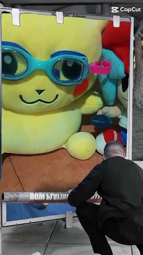 este señor quiere a bf con pikachu XD