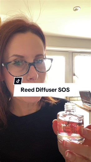 How do you remove the plastic stopper from a reed diffuser bottle? How? I need your help? #help #advice #fyp #reeddiffuser