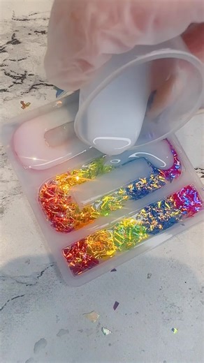 Ready to make some vibrant rainbow hair clips in hyper-speed, full process coming right up 🌈⚡️ Get ready, set, GO! Available in my next shop drop on Sunday, March 31st at 8pm! Don’t miss out on these beauties! 🏃‍♀️ UV Resin @jdiction_officials #resinabout #colourfulartwork #glitter #sparkleythings #myart #resinart #resinartistsofinstagram #cutehairclipclub #rainbowlovers #funkyaccessories #allthecoloursoftherainbow #whattacombo #satisfyingstuff #vibrantrainbow #ResinArt #Hairaccessories #Resin
