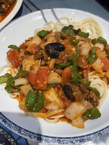 西安一家餐馆的新疆麻辣油拌手拉面。油拌菜香手拉面 | 2025年6月24日 库存影片视频（100% 免版税）3826263035 | Shutterstock