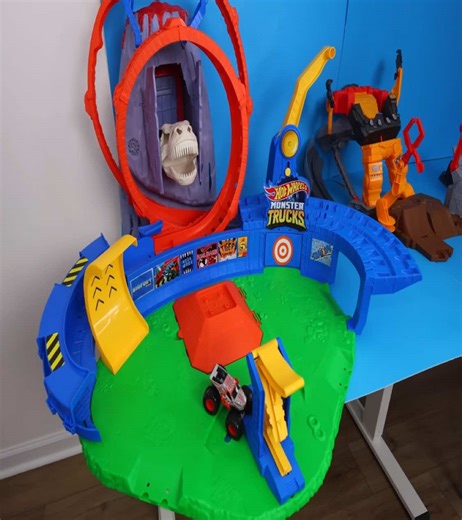 Monster Truck Hot Wheels Tracks Showcase