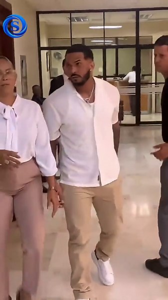 El beisbolista Wander Franco y su madre se retiraron de la audiencia programada para hoy en Puerto Plata, bajo escolta de la Policía Judicial y con evidentes muestras de incomodidad.