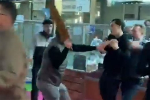 “L’alcool ne lui a pas plu, alors il a tout recraché sur le nougat” : la rixe au Salon de l’Agriculture racontée par des témoins