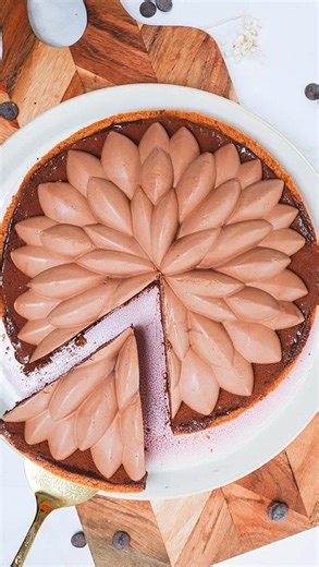 Christelle Gomez on Instagram: "Une tarte au chocolat super onctueuse, surmontée d’une jolie ganache 😍 Pas de pochage ici, j’ai simplement utilisé le moule Saint Honoré de Scrapcooking. 👉 Vous avez -15% sur tout le site avec le code CHRISTELLE15 👉 + -20% jusqu’au 3 février uniquement avec le code WINTER26 🔥 Les 2 codes sont cumulables. 💛 5 façons de trouver la recette et le moule : - Abonne-toi et commente ce post avec le mot « tarte » pour la recevoir dans ta messagerie. - Sur ma story à l