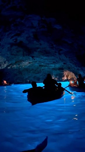 La grotte bleue de Capri en Italie 🇮🇹 avec @alexojeda Une des attractions les plus célèbres de l’île de Capri.✨ Positionnée en correspondance avec la villa impériale de Damecuta, qui surmonte, cette grotte naturelle splendide est connue depuis l’époque des Romains, bien que contrairement à la légende généralisée, il n’y a pas de canal souterrain reliant la villa à la grotte. Alors quand c’est votre tour, soyez prêt à embarquer sur une petite barque en bois, qui transportent au maximum quatre p