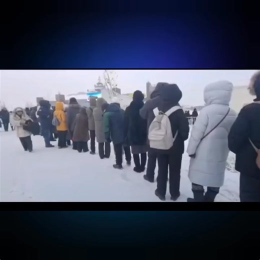 Yakutiya: insanlar yerə səpələnmiş ət üçün nəhəng növbəyə düzülüb Bu mənzərənin fonunda xatırladaq ki, region Rusiya almazlarının 80%-dən çoxunu, eləcə də qızıl, uran və Mendeleyev cədvəlinin yarısına yaxın elementi istehsal edir. 🇦🇿https://t.me/satiralti | Sətiraltı
