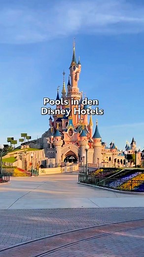 🌞🏊‍♂️ Eine kurze Abkühlung an warmen Sommertagen? Die Pools in den Disney Hotels laden sehr zu einer kurzen Entspannungspause ein. 🏖️ 🏰✨ Zugang exklusiv für Hotelgäste. 🕸️ Disney Hotel New York – The Art of Marvel: Innen- und Außenpool 👑 Disneyland Hotel: Innenpool 🌿 Disney Davy Crockett Ranch: Innenpool ⚓ Disney Newport Bay Club: Innen- und Außenpool 🐿️ Disney Sequoia Lodge: Innen- und Außenpool | Disneyland Paris