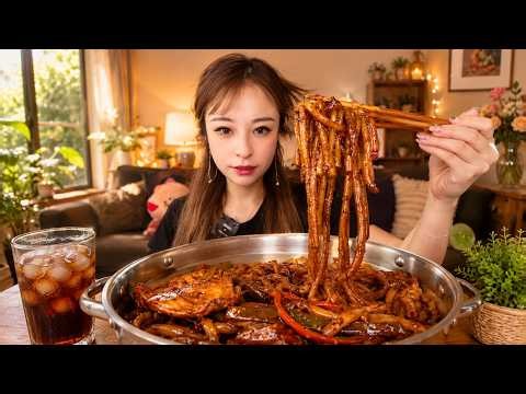 Spicy Seafood Garlic Noodles With Rich Chili Sauce And Shrimp