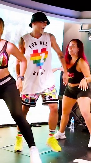 Menea tu chapa tu chapa tu chapa 🔥 A 10 anos atrás gravei está coreografia e coloquei no YouTube. Meu primeiro vídeo a bater 1M “a 10 anos atrás”. Está música “Menea tu chapa” abriu muitas portas na minha vida… Viagens, eventos e novos amigos… A 10 anos atrás @nataliasalaszes aceitou o convite para ser parte do meu vídeo… 10 anos depois estamos dançando juntos a mesma música no CRUZEIRO @drddancecruise . A @karinarochadance me conheceu por YouTube dançando essa música 😜 NÃO PERCA AS OPORTUNIDA