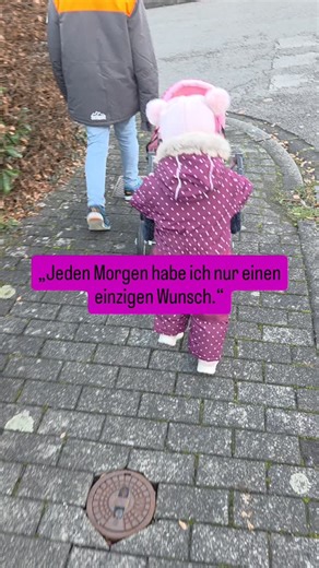 Natascha | PDA-Autismus • Frauengesundheit • Abnahme on Instagram: "Dass mein Kind gut aufwacht. Dass die Nacht erholsam war. Dass der Tag ruhig beginnt. Dass es heute weniger Eskalationen gibt. Ich bin Mama von drei Kindern. Eines davon ist im PDA-Autismus-Spektrum. Und viele verstehen nicht, was das bedeutet. Sie sehen kein Chaos. Keine sichtbaren Wunden. Keinen Notfall. Aber sie sehen auch nicht, wie mein Nervensystem jeden Morgen zuerst fragt: Wie sicher wird dieser Tag? Ich starte nicht ein