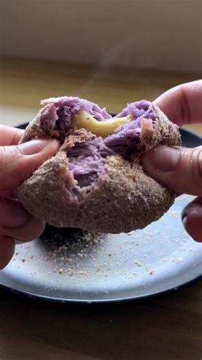Replying to @chibii 🇯🇵🇵🇭 Kapag pinanuod niyo to, hindi na kayo bibili ng ube cheese pandesal sa labas Ingredients: 390g Flour 12g Yeast 34g Sugar 5g Salt 56g Butter 240ml Milk 1 tsp ube extract Cheese Breadcrumbs *kung may ube halaya mas better #ubecheesepandesal #easyrecipe #baking #food #brojson