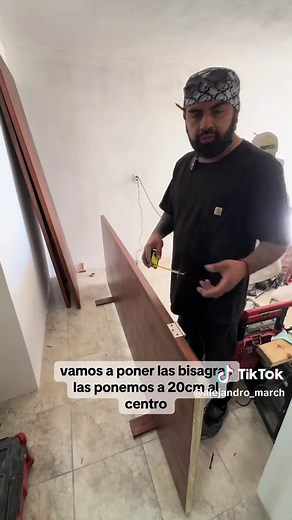 Cómo instalar una puerta de tambor en interiores