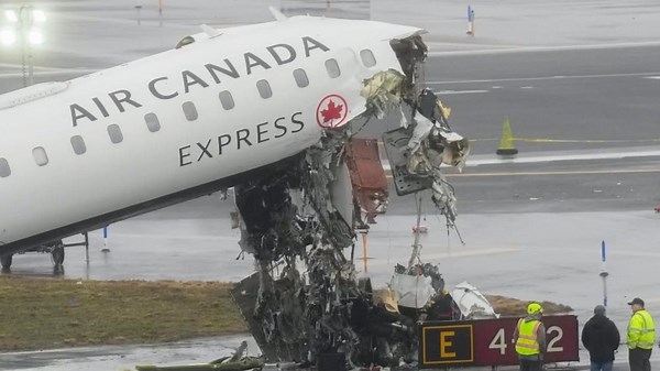 Video Video shows moment Air Canada plane hit fire truck at LaGuardia Airport