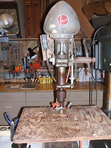 How do I remove the chuck on this vintage Delta drill press?