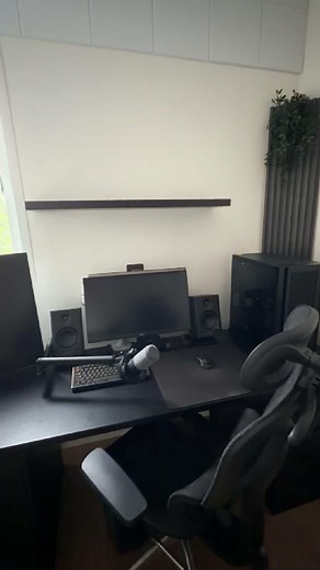 Black Desk Setup Ideas for a Sleek Workspace