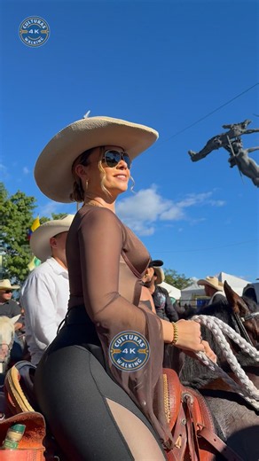 🐴 The authentic beauty of a fascinating woman riding a horse 🇨🇴#culturas4k #women #horses