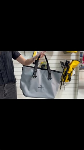 Pampero Rio Cuarto on Instagram: "Bolso Punta Tombo🔥 Descripción: Bolso de mano funcional con bolsillo interior para pequeños objetos y detalles reflectantes para mayor seguridad. Versátil para transportar cómodamente gracias a su asa y correa de hombre desmontable y regulable. Ideal para actividades al aire libre y uso diario. Repelente al agua (tejido impermeable). Uniones Termoselladas. Materiales: PVC Mesh 1000D (tejido de PVC con refuerzo tipo malla y un grosor alto – Prestaciones: hiper r