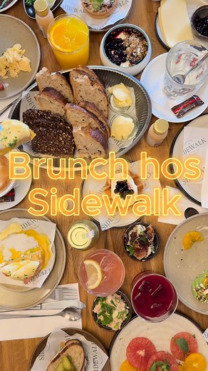 Brunch til 30 kr. pr. ret?! 😍 Det lyder næsten for godt til at være sandt – men hos Café Sidewalk kan du faktisk vælge mellem en masse lækre brunchretter til kun 30 kr. stykket! 🥐🍳 Konceptet er perfekt, hvis du vil sammensætte din egen brunch og smage lidt af det hele | Smag Aarhus