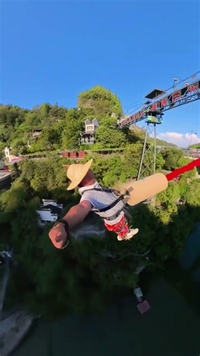 万般努力，只为出人头地！\n低头弯腰，只为爬的更高！\n加油……#三峡蹦极\n#三峡蹦极小黑老师