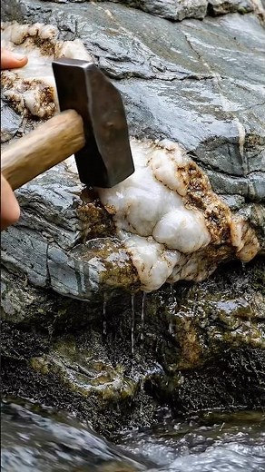 AI Simulation: Breaking Quartz to Reveal a Massive Gold Vein | From Rock to Gold Bar #asmr