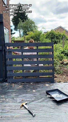 Create a Beautiful Pallet Fence for Your Garden