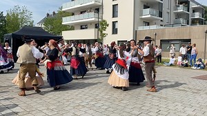 Cette fois-ci, c'est le quartier de la Découverte qui se prend au rythme des bagads traditionnels bretons ! 💃🎵 | Ville de Saint-Malo