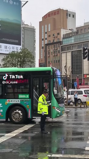 Sounding air raid sirens on September 18 in China 🇨🇳🚨 This annual siren test marks the September 18 Incident of 1931. Every year on this day, cities across China sound air-raid sirens. When the air-raid siren rings across the city, A traffic police officer stands in the middle of the road for a silent tribute. The sirens remind people to never forget this painful history, honour those who lost their lives, cherish peace, and stay strong. What was the September 18 Incident in 1931? On Septembe