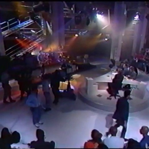 A darker mood settled over Blur when “Beetlebum” emerged in 1997. Inspired by Damon Albarn’s experiences with heroin culture and released as the lead single from Blur, the song marked a sharp departure from the colourful world of Britpop and signalled a new chapter for the band.