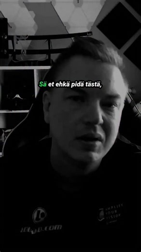 Et ehkä pidä tästä, mutta totuus on: onnellisuus ei ole mikään asia, jonka löydät. Se ei ole ihminen. Se ei ole työpaikka. Se ei ole pankkitililläsi. Onnellisuus on valinta, jonka teet – joka ikinen päivä. Koska kaikki, mitä et muuta, on jotain, minkä valitset. Sanon sen uudestaan: Kaikki, mitä et muuta – on jotain, minkä olet valinnut. Jos et valitse olla onnellinen ensin, mikään eikä kukaan tule koskaan riittämään. Sillä onnellisuus ei tule sinulle – se tulee sinusta. Ja ennen kuin ymmärrät se