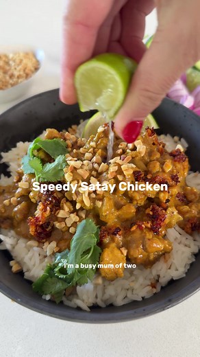 Speedy Satay Chicken Chicken mince, one pan, a quick simmer and suddenly it smells like satay. The most untraditional but insanely delicious kind. Rice underneath, crunchy things on top – quick, easy and delicious! Find the recipe on my website (link in bio) 👇🏻 https://simplehomeedit.com/recipe/speedy-satay-chicken/ #quickdinner #easyrecipes #familymeals