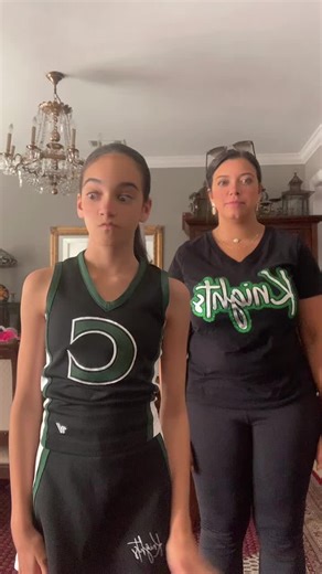 Teaching my sister a TikTok @Jazmine