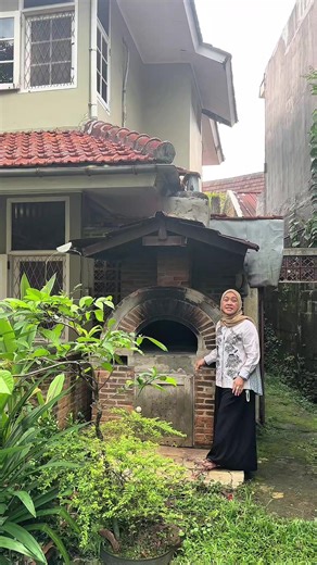 For Sale! Rumah di Pondok Labu, Jakarta Selatan, yang simpel, hangat, sederhana tapi bikin betah.. Luas tanah 500m2, luas bangunan 352m2 2 lantai 4 kamar 2 kamar ART 1 kamar kerja 5 kamar mandi , kolam renang & garasi, carport Tungku Pizza Air sumur Listrik 11.000 watt Dimensi 19 x 26 SHM Hadap Selatan Bebas banjir Dekat ke halte busway 5 menit jalan kaki ke Pasar Pondok Labu & Aneka Buana Supermarket 10 menit ke MRT Fatmawati 10 menit masuk tol Andara Dekat ke RS Mayapada, RS Siloam, RS Fatmawa