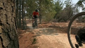 Le vélo gravel le plus agréable jamais fabriqué tourne à pleine puissance. Tout est possible avec le Topstone Neo Carbon. | Cannondale