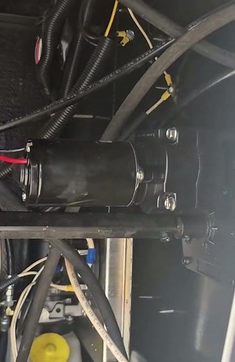 RV Consumer Shares Fifth Wheel Leveling Jack Motor Issue