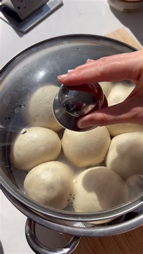 Aila Lin | Easy Chinese Recipes on Instagram: "Thanksgiving, the Chinese way. Swap your Parker rolls for this for this holiday season, I promise it won’t disappoint your Thanksgiving dinner crowd, because it’s so easy! Ingredients: 500g all purpose flour 250-280g water, depending on flour 5g yeast 10g sugar Instructions: Mix all the ingredients together using a stand mixer until it forms into a smooth dough, which takes about 10 minutes. For best result, add in 250g water first, if the dough for